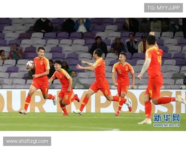 中国足球队晋级亚洲杯八强创历史新高 球员拼搏精神感动全场