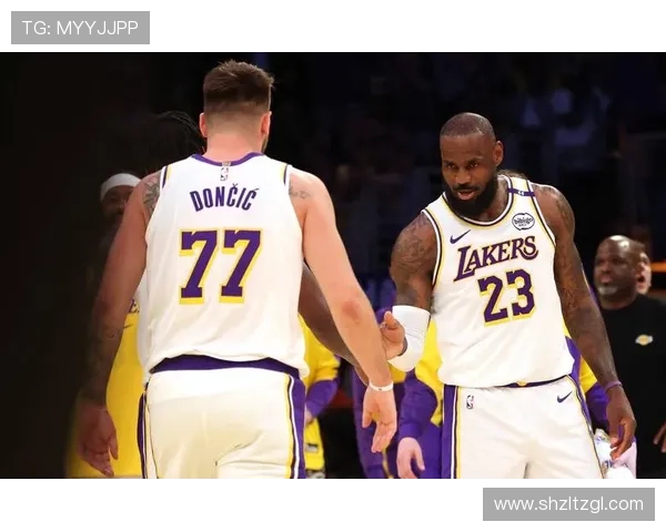 詹姆斯领衔湖人新赛季备战表现出色 詹眉组合欲冲击总冠军再创辉煌